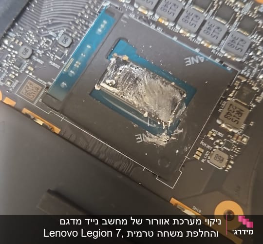 מעגל מודפס עם רכיבים אלקטרוניים